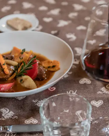 Am Tisch im Restaurant Plazores in St. Vigil in Enneberg