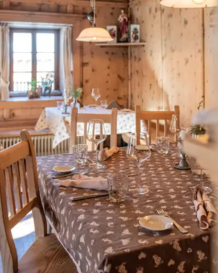 Abendessen in einer Holzstube aus dem 18. Jahrhundert